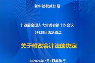 这身穿搭如何？C罗现场观看拳击比赛！